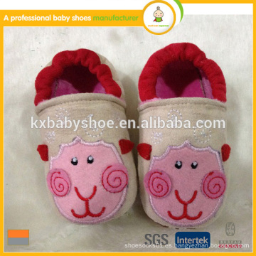 Los nuevos zapatos de bebé de la tela de algodón del patrón zapatos de bebé encantadores del bebé de la forma animal